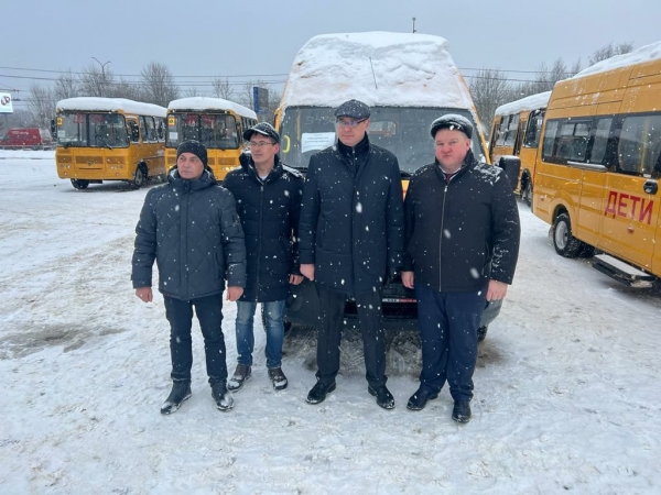 Макаровская и Павловская школы получили от губернатора новенькие школьные автобусы